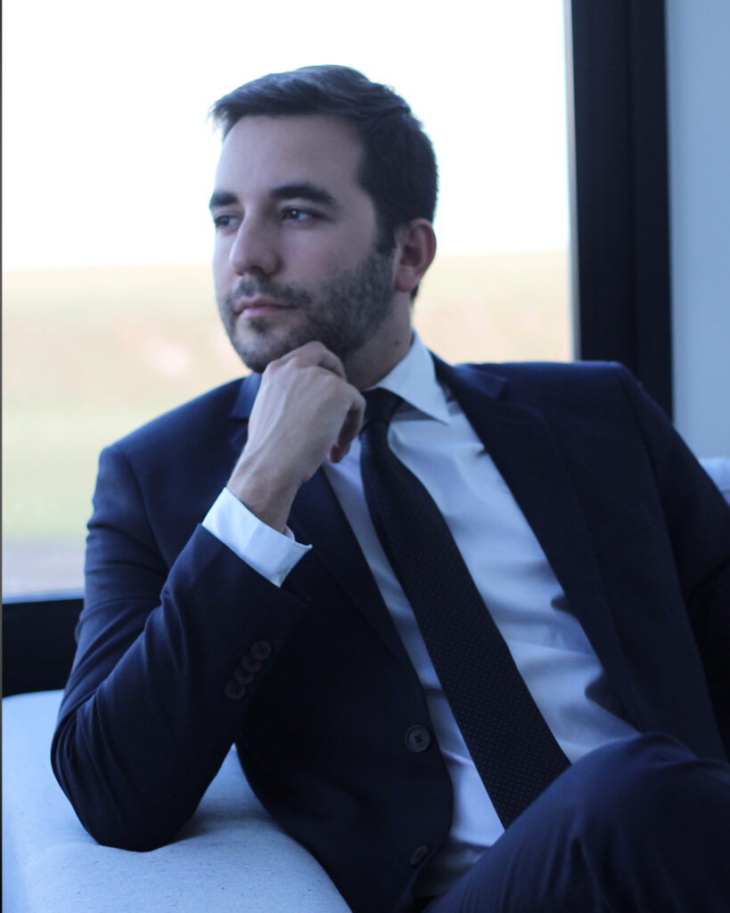 Dr. Álvaro Pelucio
